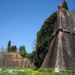Le imponenti mura della Fortezza medicea Le imponenti mura della Fortezza medicea